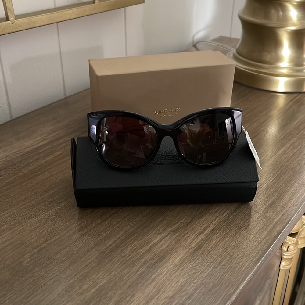 Brand new Burberry sunglasses - Picture 3 of 8